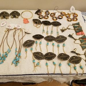 Lot of 25 pieces of jewelry